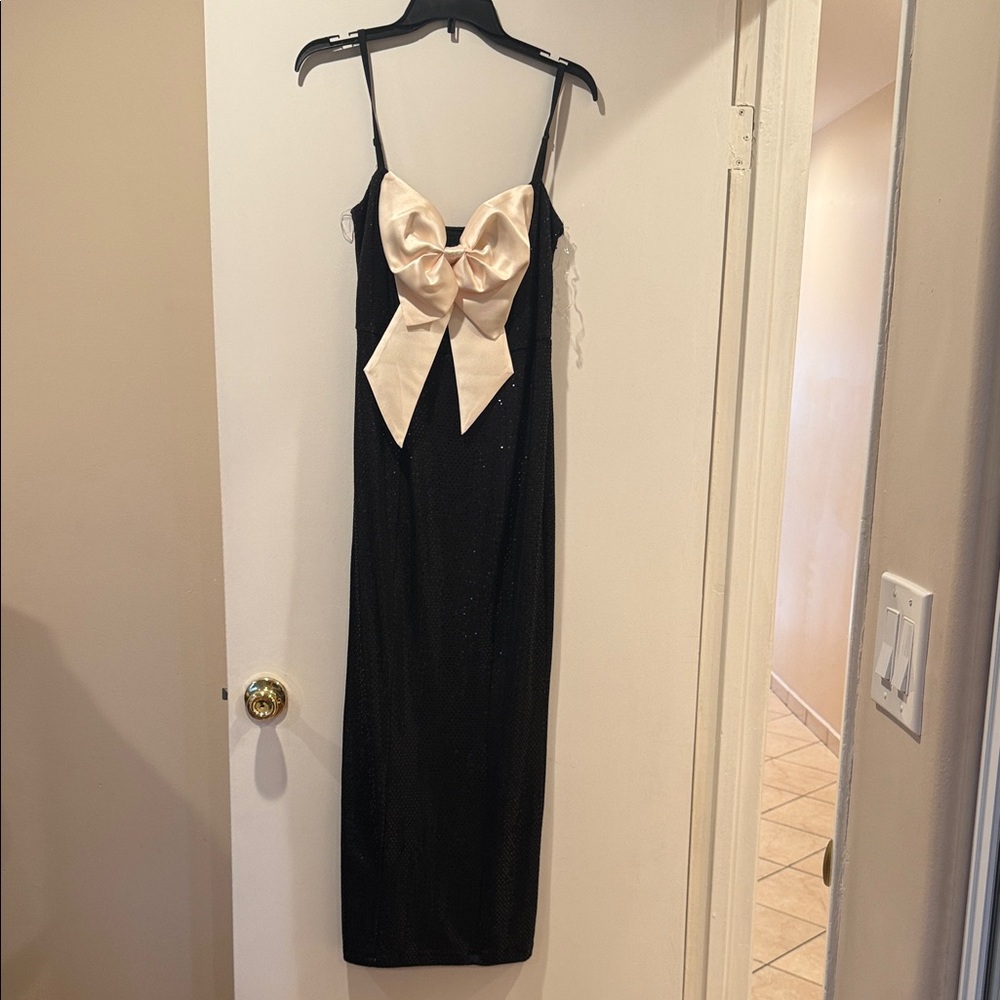 Elegant Black Dress with Cream Bow